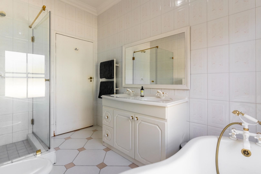 4 Bedroom Property for Sale in Constantia Western Cape